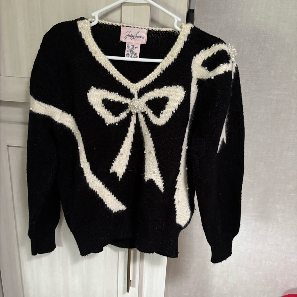 Elegant Black and White V-Neck Sweater by Joseph